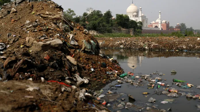 Odpadky u Tádž Mahalu
