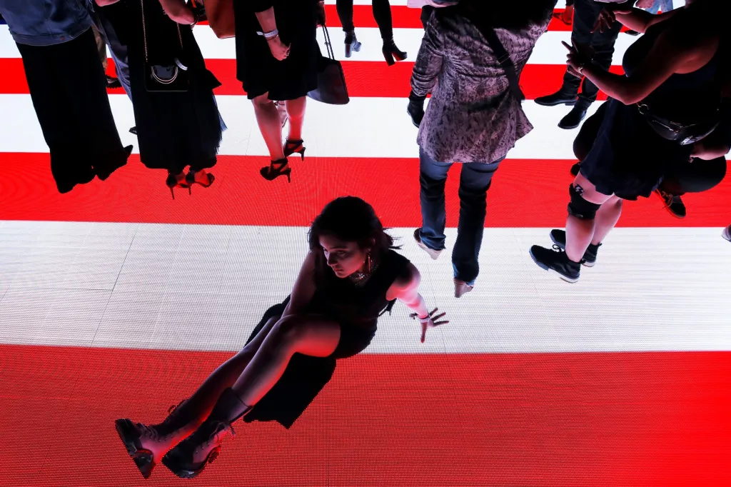 Návštěvníci v Rockefellerově centru v New Yorku odpočívají na osvětlené podlaze po prezentaci módního návrháře „AW Collection 1“ Alexandra Wanga