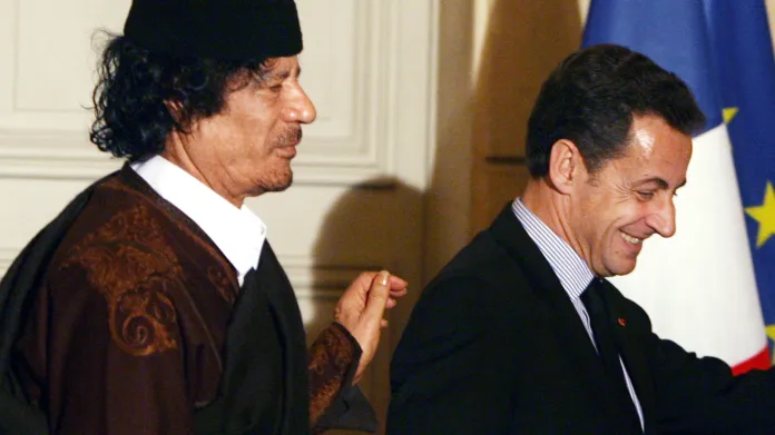Kaddáfí se Sarkozym v Elysejském paláci po podpisu obchodních dohod za 10 miliard eur v roce 2007