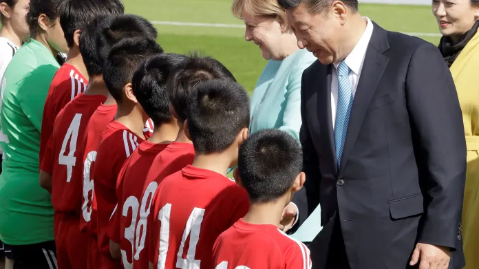 Čínský prezident s německou kancléřkou mezi malými fotbalisty