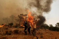 EU vyslala hasiče do Řecka. Ve Středomoří pokračují úmorná vedra