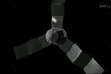 Sonda Juno míří k Jupiteru
