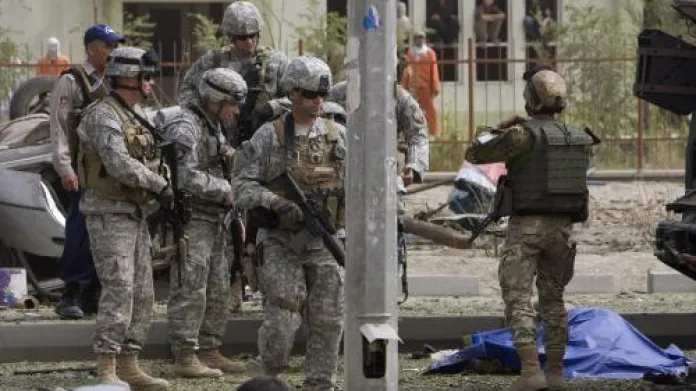 Američtí vojáci stojí u těla italského vojáka