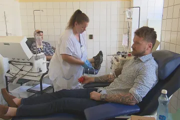Nemocnice hlásí nedostatek krve. O prázdninách je úrazů více, ale řada dárců jede na dovolenou