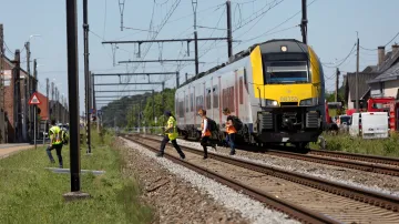 Záchranáři poblíž místa srážky vlaku se školním autobusem v belgickém Buggenhoutu