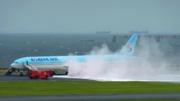 Evakuace pasažérů z hořícího boeingu