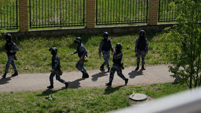 Zásahová jednotka během incidentu v Kazani