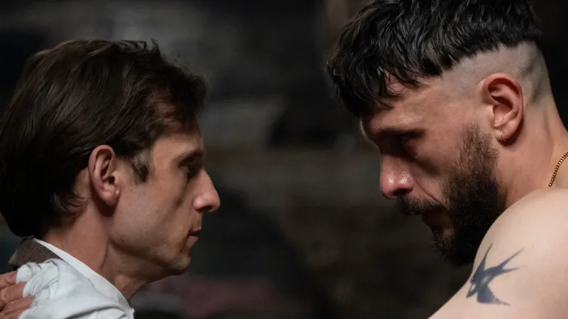 Jamie Bell a Richard Gadd v seriálu Poloviční chlap