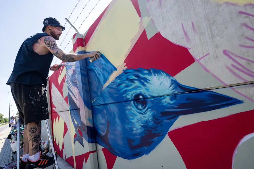 Výtvarník LUX při práci na projektu Mural Ruzyně