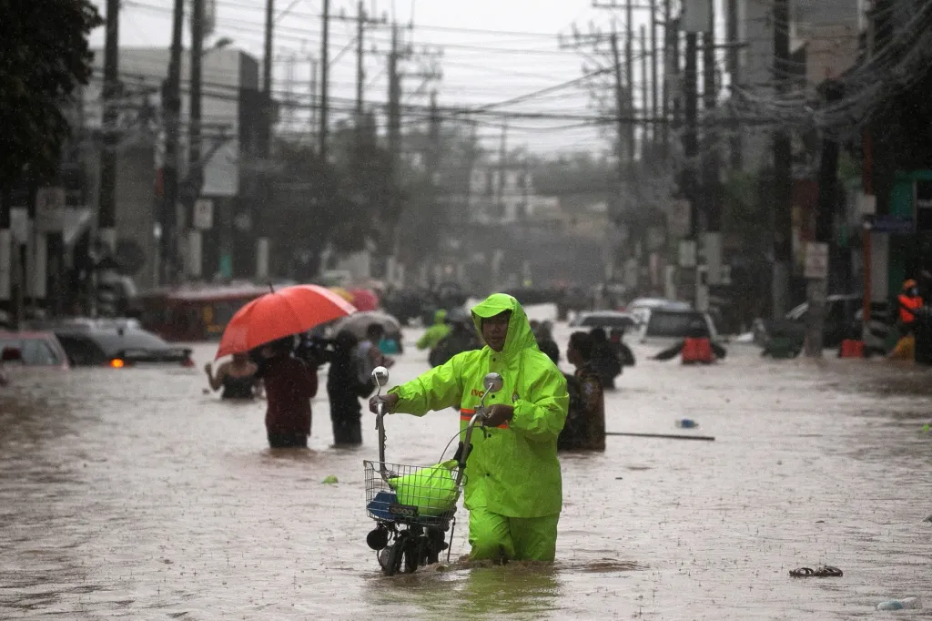 Tajfun Vamco zasáhl Filipíny. Nevyhnul se ani hlavnímu městu Manila
