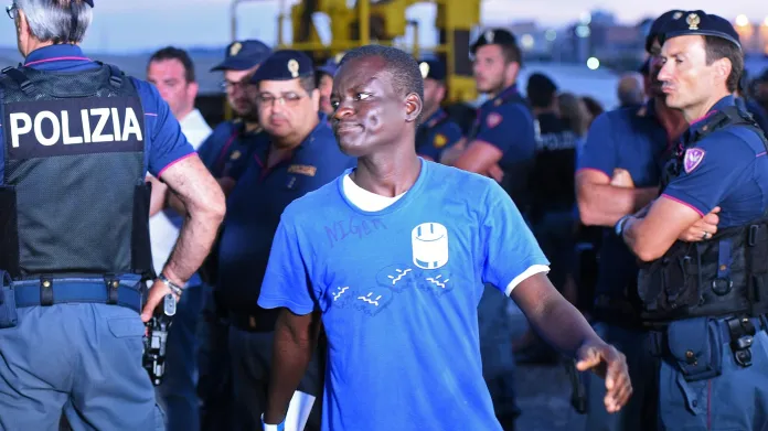 Jeden z migrantů po přistání lodi Sea-Watch
