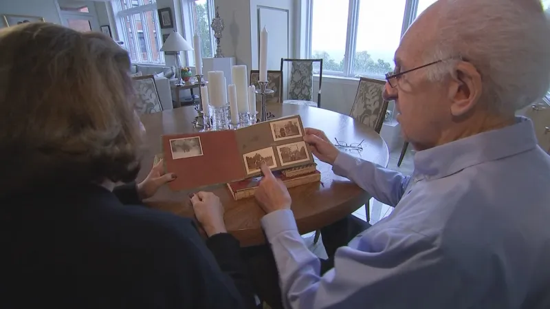 Peter Hirschmann nad fotkami z dětství