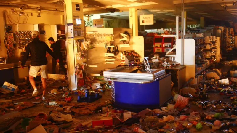 Vyrabovaný obchod v Hamburku