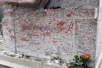 V Paříži byl odhalen zrestaurovaný náhrobek Oscara Wildea