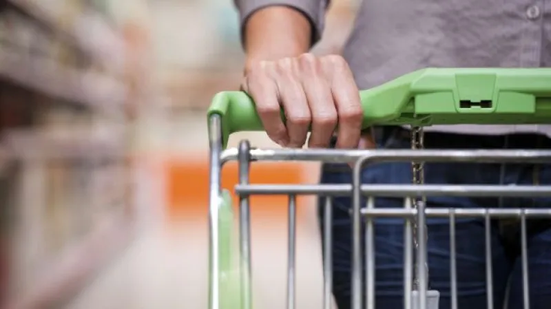 Češi v říjnu utráceli méně než loni