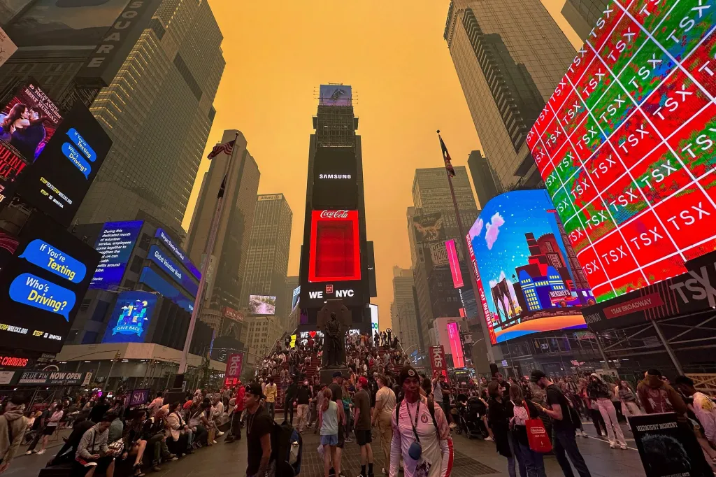 Zahalená obloha kontrastuje s výraznými reklamami na Times Square