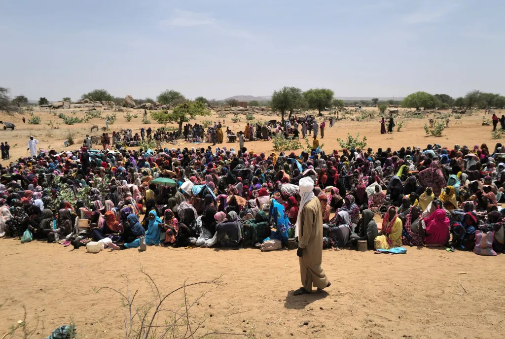 Na potraviny čekají zástupy lidí. Za poslední týdny ze Súdánu prchají statisíce lidí