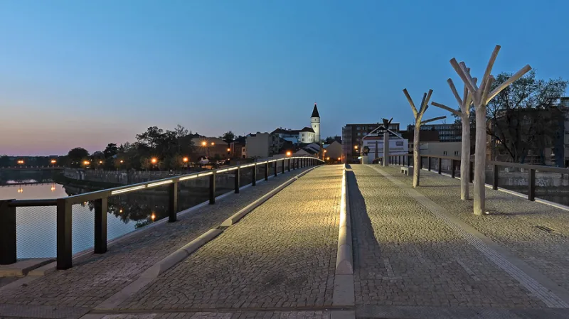 Nový Tyršův most je součástí pěší trasy do středu města. Jeho podoba se nesnaží být rekonstrukcí původního mostu, který byl zbourán za II. světové války, i když jsou v ní přenesené některé jeho vlastnosti, jako např. princip vzepětí ke středu, dělení do tří polí, nebo založení do původních pilířů. Celkovou proporcí, architektonických výrazem a především náplní je však současný.