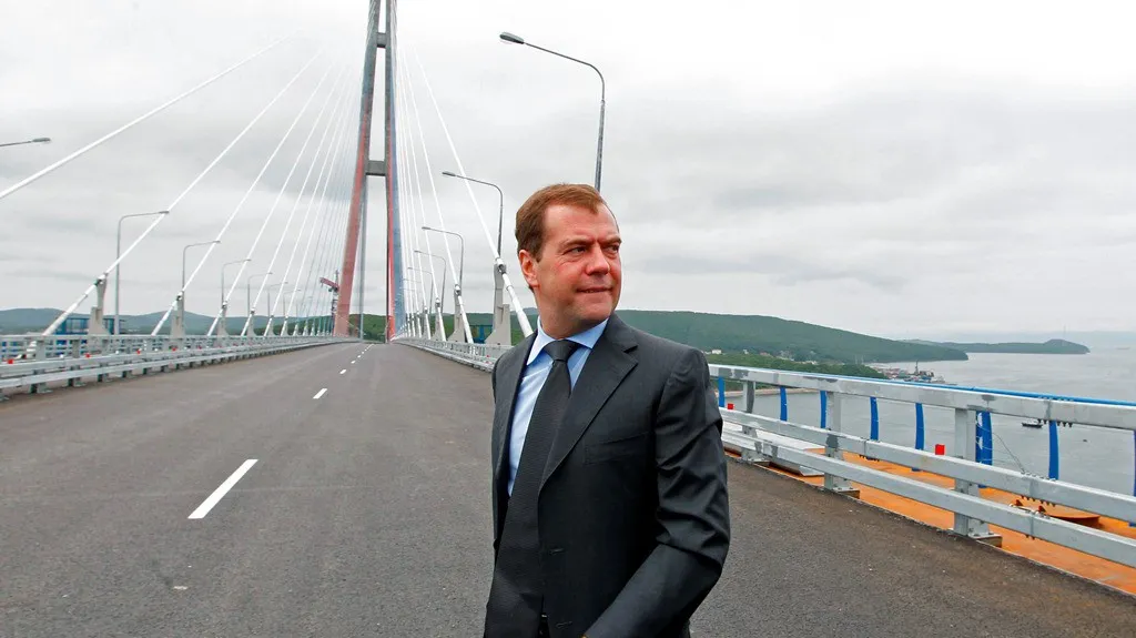 Dmitrij Medvěděv na novém mostě na Ruský ostrov