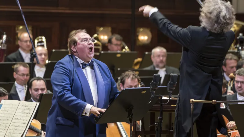 Jan Vacík (v modrém)