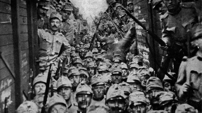 Odjezd českých pěších pluků na bojiště v Haliči v prosinci 1914