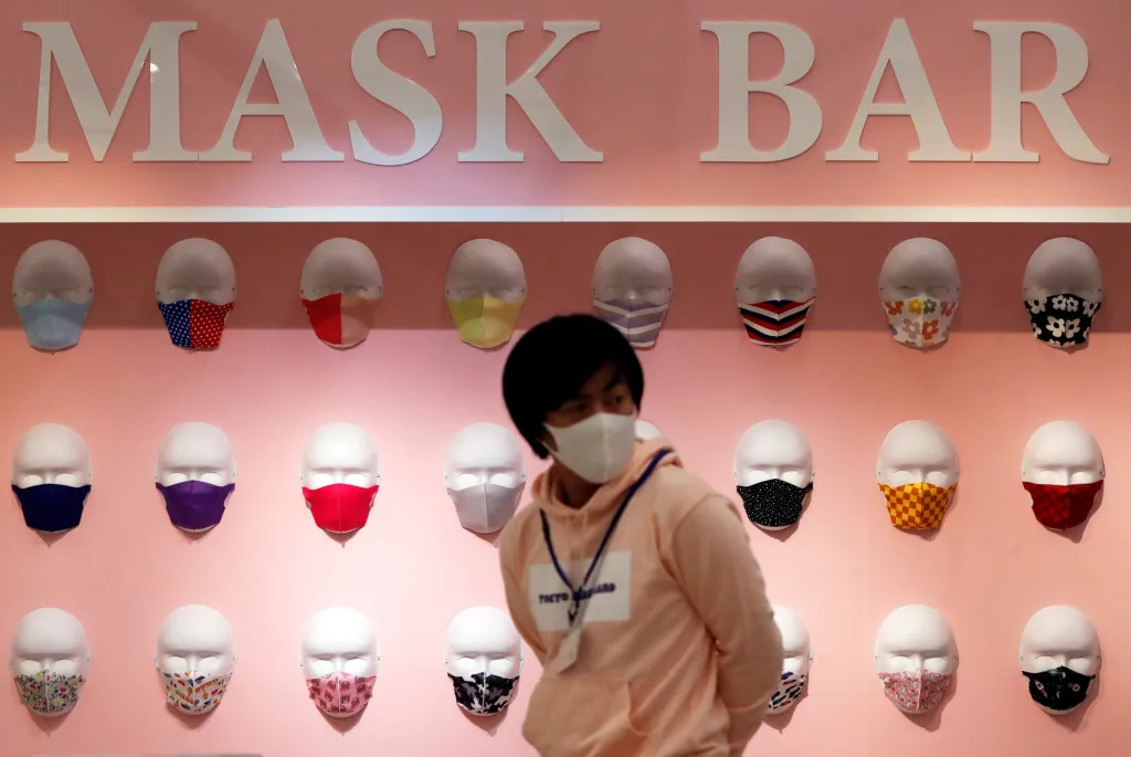 V Japonsku se otevírají nové obchody s názvem „Mask Bar“, které se specializují pouze na prodej ústních roušek. Fotografie ukazuje jeden z obchodů v nákupním centru v Jokohamě