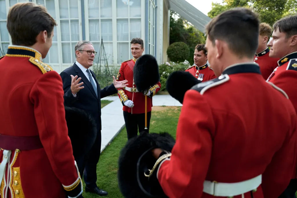 Britský premiér Keir Starmer se setkal s granátníky britské armády v britské rezidenci v Paříži