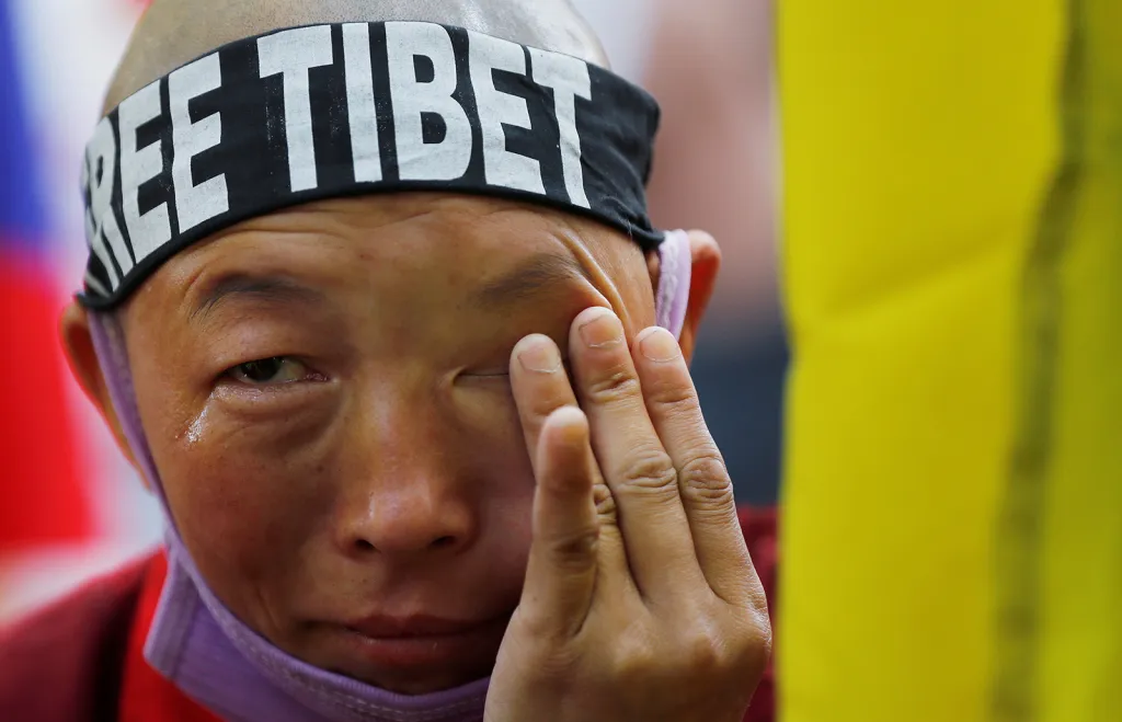 Tibetský mnich pláče při účasti na demonstraci u příležitosti 60. výročí tibetského povstání proti čínské nadvládě