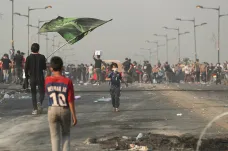 Při protestech v Iráku zemřely desítky lidí. Zákaz vycházení platí už i v Bagdádu