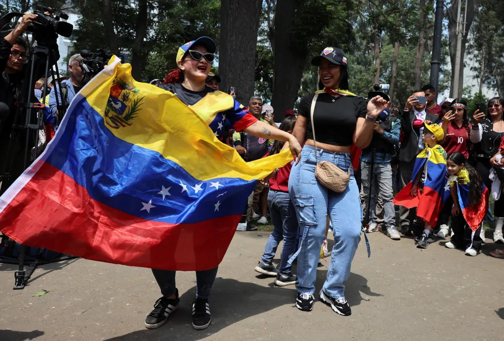 Lidé slaví před venezuelskou ambasádou v Limě