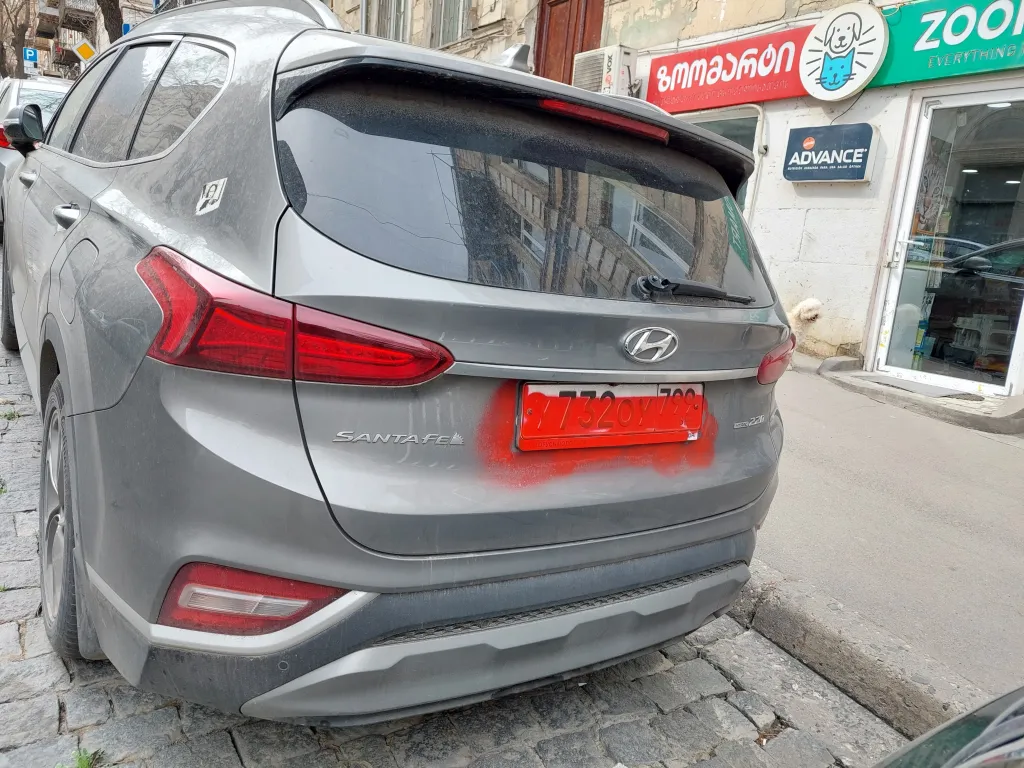 Zasprejovaná ruská poznávací značka