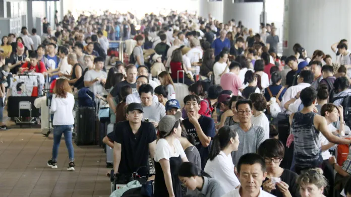 Tři tisíce cestujících uvízly na letišti v Ósace