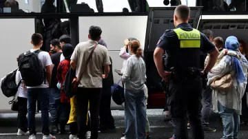 Skupina Afghánců na letišti v Hannoveru