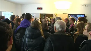 Lidé před vstupem na jednání zastupitelstva
