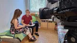 Nataliia Kosiaková při natáčení reportáže s Ukrajinci pro ČT