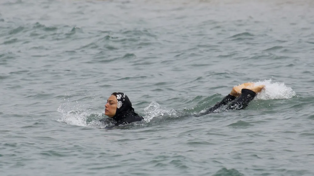 Žena se koupe v burkinách