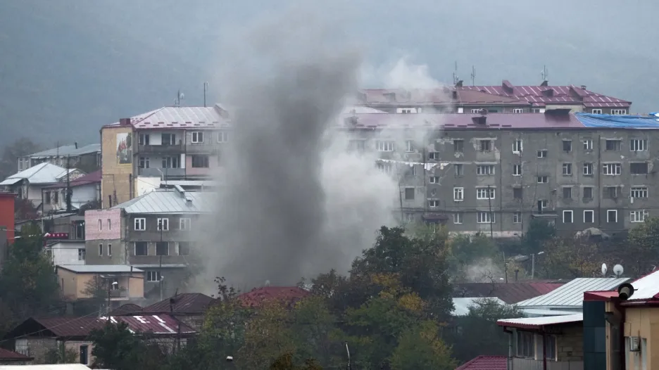 Kouř po ostřelování ázerbájdžánským dělostřelectvem během konfliktu ve Stěpanakertu
