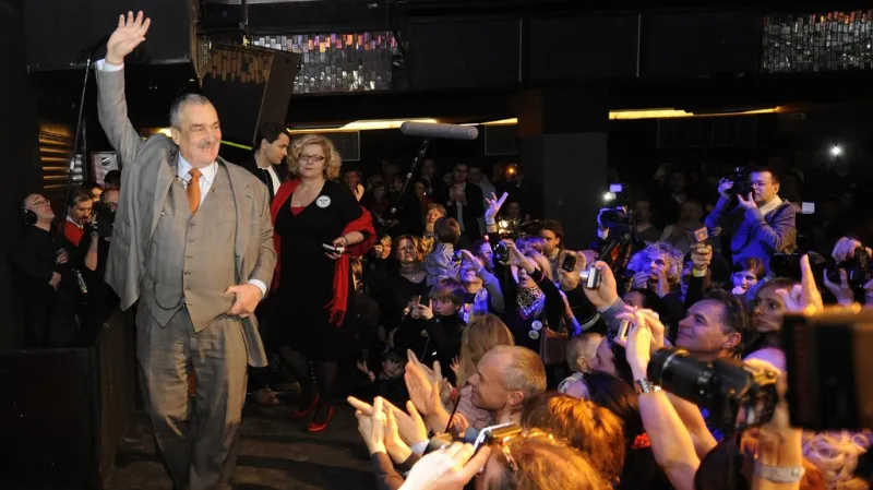 Neúspěšný kandidát na prezidenta Karel Schwarzenberg v pražském Lucerna Music Baru