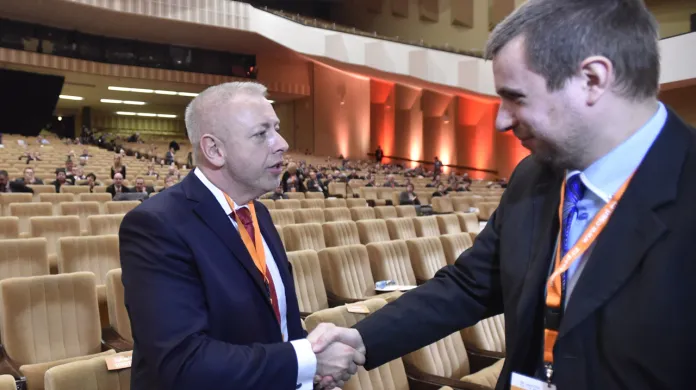 Milan Chovanec přijímá gratulace ke zvolení statutárního místopředsedy ČSSD