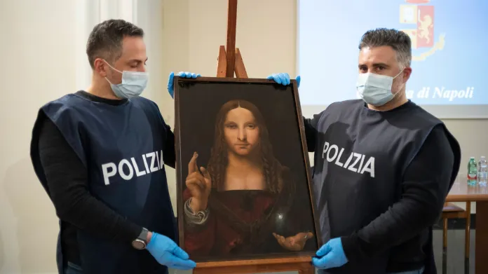 Italská policie s nalezenou kopií obrazu Salvator Mundi od da Vinciho