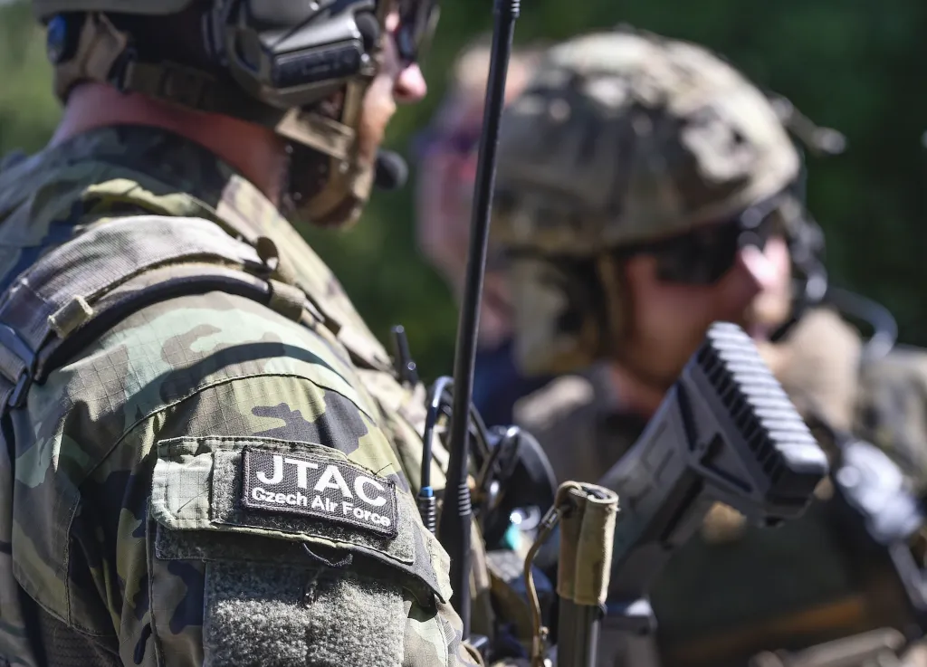 Označení specialistů JTAC. Sledování cíle a spolupráce mezi velitelem na základně a pilotem v letadle je základ spolupráce k provedení zdárného útoku