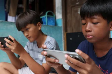 Indonésie zakázala mladým sociální sítě. Týká se to 70 milionů lidí