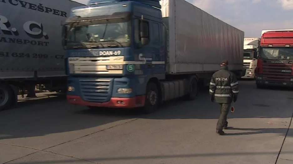 Policisté řídí dopravu a pouští kamiony postupně