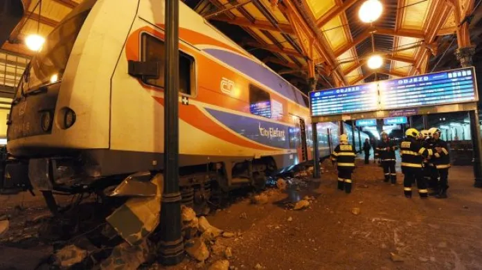 Vykolejený vlak uzavřel na několik hodin Masarykovo nádraží
