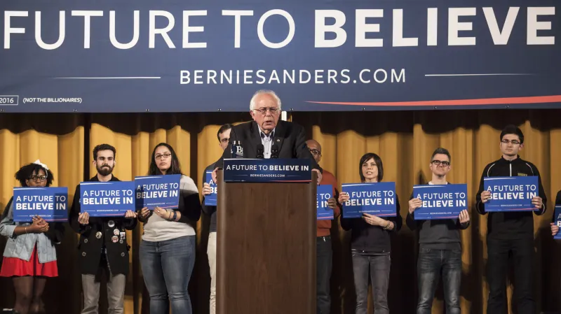 Bernie Sanders na předvolebním shromáždění v New Yorku