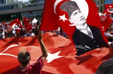 Na desítky novinářů čeká zatykač, podle Junckera se současné Turecko EU vzdaluje
