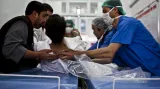 Nemocnice poskytovala chirurgickou a rehabilitační péči. Byla jediným traumatologickým pracovištěm v regionu. Na snímku mladý Afghánec s prostřeleným hrudníkem před operací na chirurgickém sále.