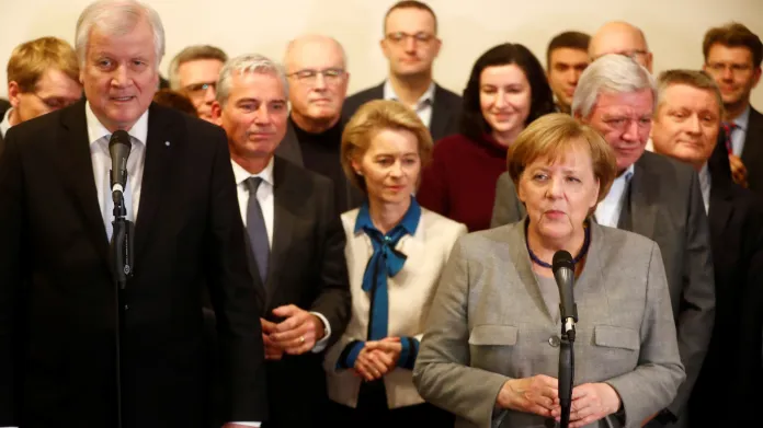 Horst Seehofer (CSU) a Angela Merkelová (CDU) mluví o neúspěšných jednáních o vládě