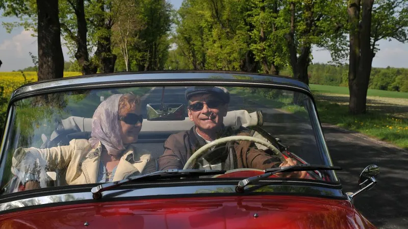 Kamila Magálová a Oldřich Kaiser ve filmu Marie Poledňákové Líbáš jako bůh