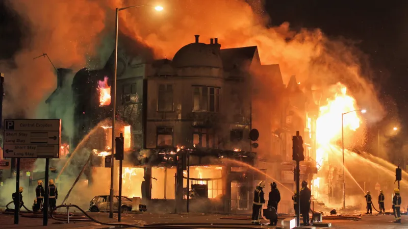 Během nepokojů hořela v Londýně řada budov